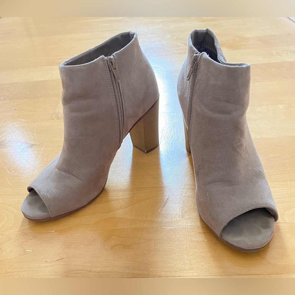 Brown/tan suede ankle booties